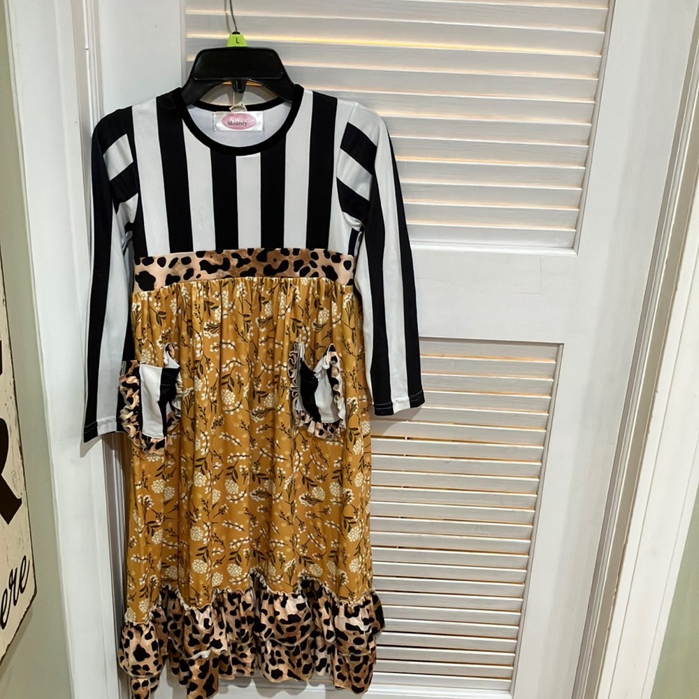 Girls dress. Look at pic for details please!!